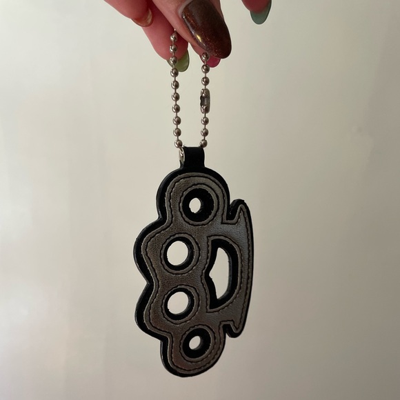 VINTAGE brass knuckles keychain - Picture 2 of 4